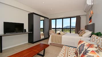 Apartamento | Cortinas blackout, ferros/tábuas de passar roupa, Wi-Fi de cortesia