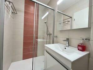 Shower, hair dryer, towels, soap - Hosthelp - Les Balises Spacious 2-room apartment fully renovated (La Grande Béroche)