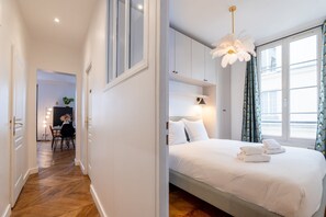 1 bedroom, iron/ironing board, Internet, bed sheets - Luxury Designer 1BR in Central Paris (Paris)