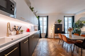 Fridge, microwave, oven, stovetop - Luxury Designer 1BR in Central Paris (Paris)