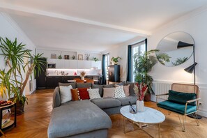 TV - Luxury Designer 1BR in Central Paris (Paris)