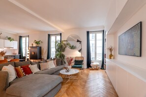TV - Luxury Designer 1BR in Central Paris (Paris)