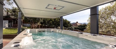 Outdoor spa tub