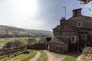 Property grounds - Grand Country House with Stunning Views Sleeps 15 (North Yorkshire)