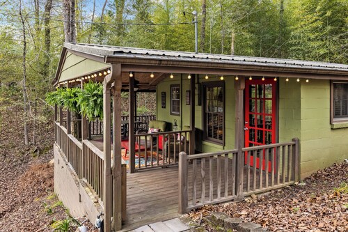 The Poet’s Hideaway: A Standalone Forest & Water Escape, Lake Mitchell, Clanton