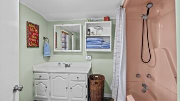 Serviettes fournies, savon, papier de toilette