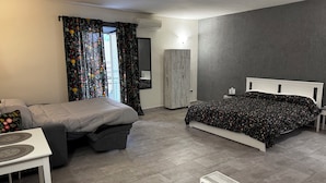 Un dormitorio moderno con cama, escritorio, silla y armario.