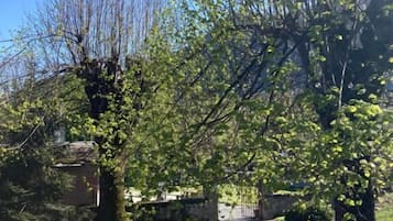 Habitación triple familiar, balcón, vistas a la montaña | Jardines del alojamiento