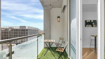 Apartment, 1 Queen Bed with Sofa bed, Non Smoking, Kitchenette | Outdoor dining