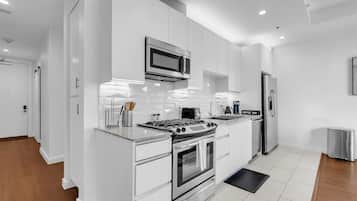 Apartment, 1 Queen Bed with Sofa bed, Non Smoking, Kitchenette | Private kitchen