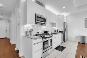 Apartment, 1 Queen Bed with Sofa bed, Non Smoking, Kitchenette | Private kitchen - Meridia - Enugula Estates (Tulsa)