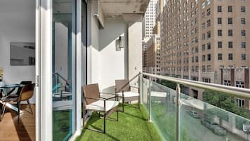 Apartment, 1 Queen Bed with Sofa bed, Non Smoking, Kitchenette | Outdoor dining