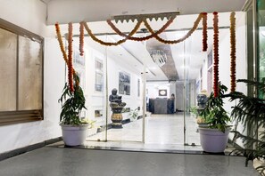 Lobby - DeluxeHotel Hm Crystal (Mohali)