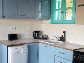 บ้านพัก, เตียงใหญ่ 1 เตียง และโซฟาเบด, ระเบียง, วิวทะเล | ครัวส่วนตัว