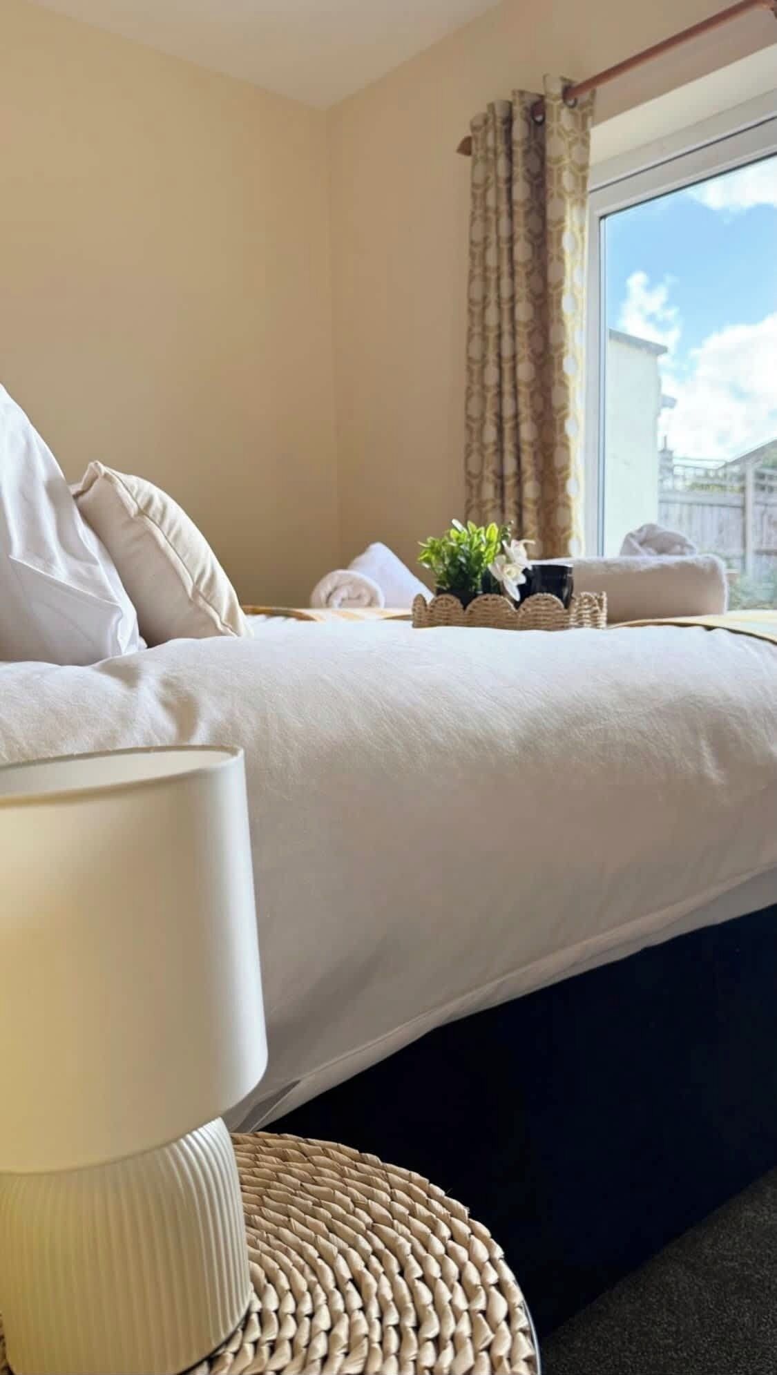Iron/ironing board, travel cot, WiFi