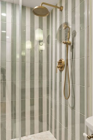 Hair dryer, towels - Your Old Town Home Away From Home (Alexandria)