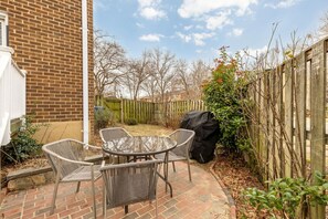 Outdoor dining - Your Old Town Home Away From Home (Alexandria)