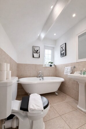 Bathroom - Rossett Cottage | 2BR | Work & Leisure Stay (Rossett)