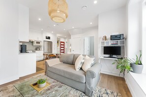 Living area - Convenient 3 Bedroom in Heart of East Vancouver (Vancouver)