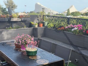 Outdoor dining - La Villa Français. Live Love & Laugh (Villeneuve-Loubet)