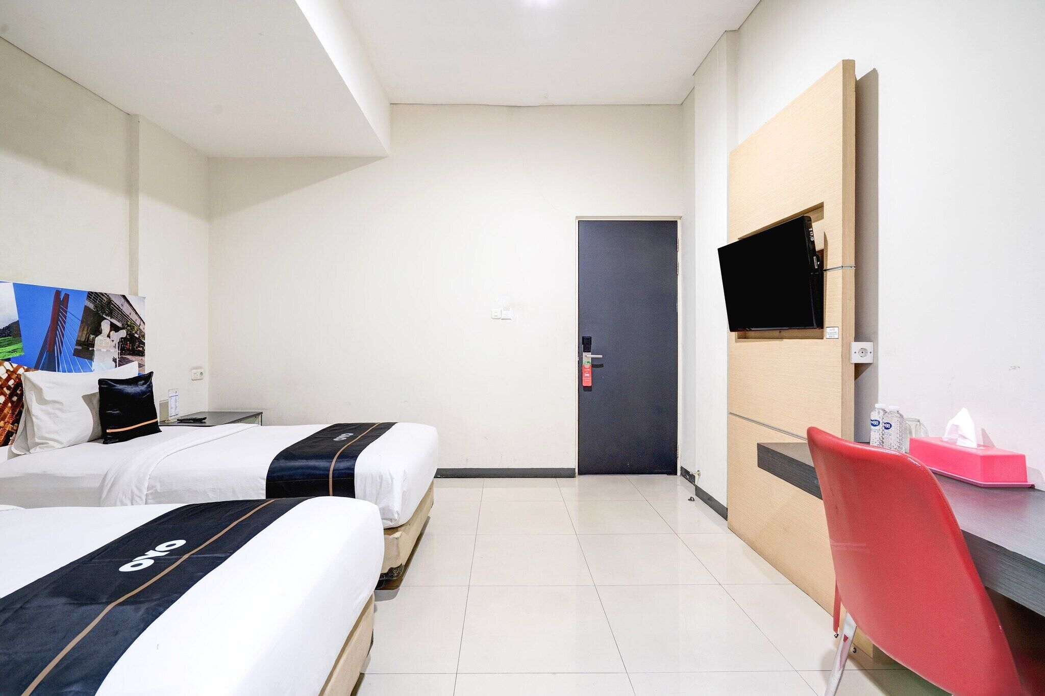 Escritorio, wifi gratis, ropa de cama