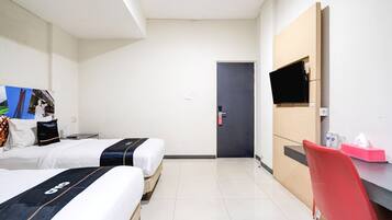 Escritorio, wifi gratis, ropa de cama