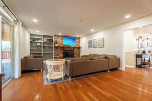 Living area - Spacious 4-bedroom farmhouse in tranquil Claremont (Claremont)