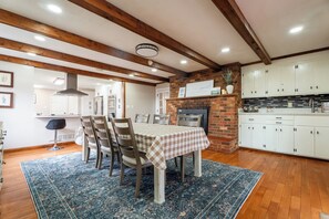 Dining - Spacious 4-bedroom farmhouse in tranquil Claremont (Claremont)