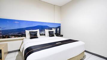 Een bureau, gratis wifi, beddengoed