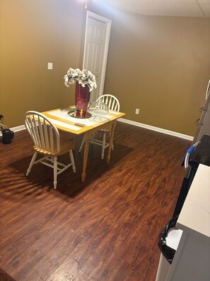 Dining - Cozy 1-bedroom apartment in perfect Clarksville with AC and WiFi. +laundry (Clarksville)