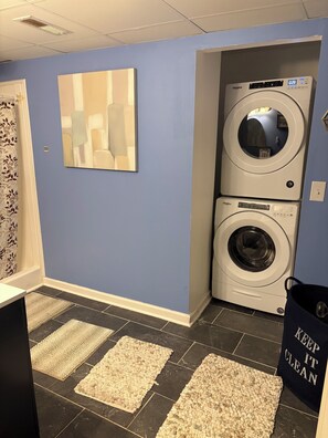 Interior - Cozy 1-bedroom apartment in perfect Clarksville with AC and WiFi. +laundry (Clarksville)