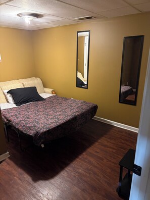 Room - Cozy 1-bedroom apartment in perfect Clarksville with AC and WiFi. +laundry (Clarksville)