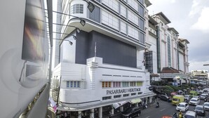 Um edifício de vários andares com uma placa indicando 'PASARBARU HERITAGE'.