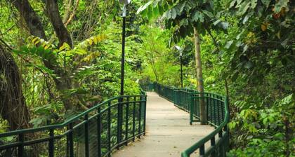 Luxury Deluxe DBL Retreat W/ Free WiFi and Parking