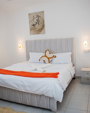 Room - Serene 1-bedroom apartment, walking distance to Diani Beach with AC and a pool. (Diani Beach)