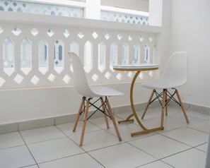 Outdoor dining - Serene 1-bedroom apartment, walking distance to Diani Beach with AC and a pool. (Diani Beach)