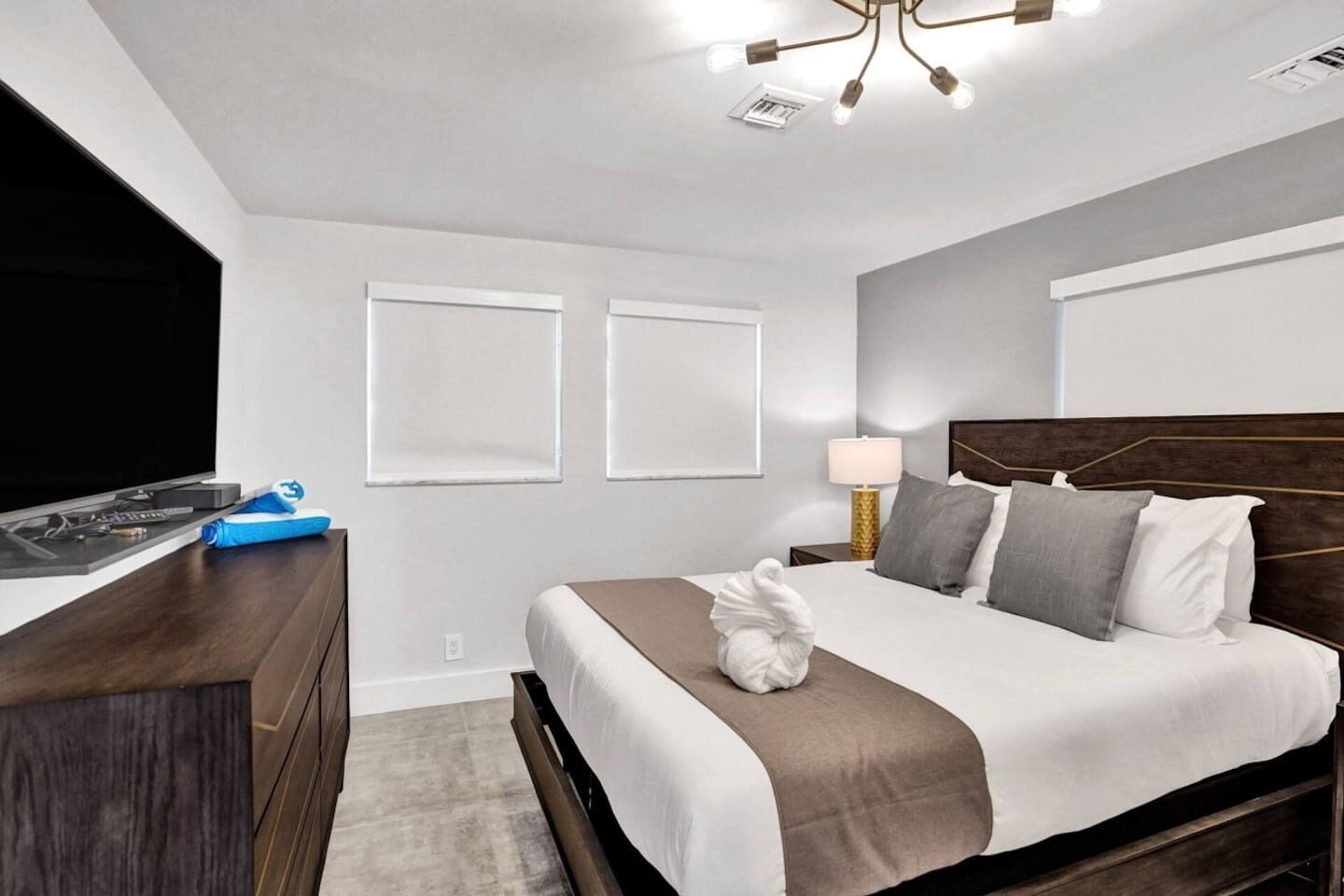 3 bedrooms, travel crib, WiFi, bed sheets