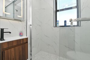 Haartrockner, Handtücher, Seife, Shampoo