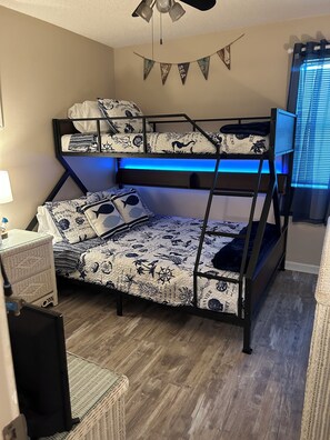 2 bedrooms, iron/ironing board, WiFi, bed sheets - Cozy 2-bedroom condo in Gulf Shores with AC (Gulf Shores)