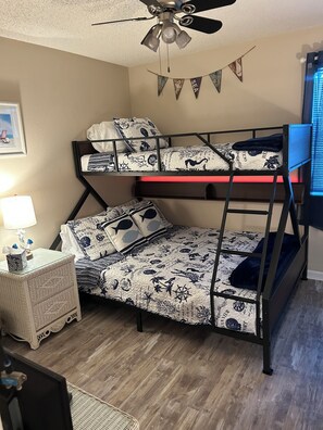 2 bedrooms, iron/ironing board, WiFi, bed sheets - Cozy 2-bedroom condo in Gulf Shores with AC (Gulf Shores)