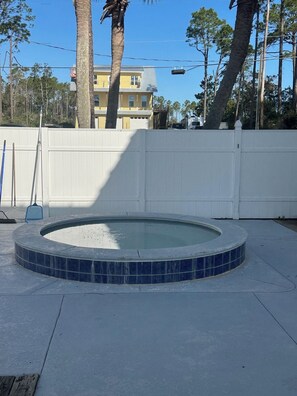Outdoor spa tub - Pelican Point (Carrabelle)