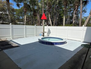 Outdoor spa tub - Pelican Point (Carrabelle)