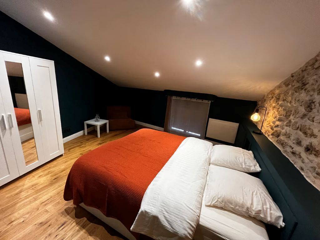 3 slaapkamers, een strijkplank/strijkijzer, wifi, beddengoed