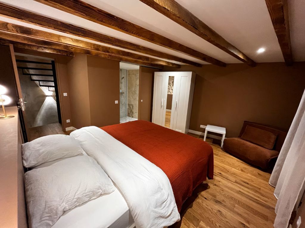 3 chambres, fer et planche à repasser, Wi-Fi, draps fournis