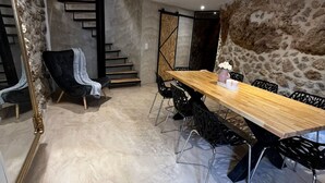 Kokoushuone, jossa on pitkä pöytä, mustat tuolit, peili ja portaikko.