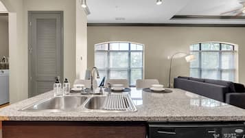 Apartment, Multiple Beds, Non Smoking, Pets allowed | Private kitchen