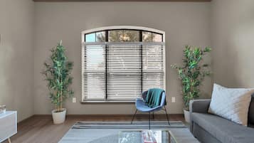 Apartment, 1 Queen Bed with Sofa bed, Non Smoking, Kitchenette | Living area