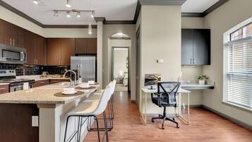 Apartment, Multiple Beds, Non Smoking, Pets Allowed | Private kitchen | Fridge, microwave, oven, stovetop