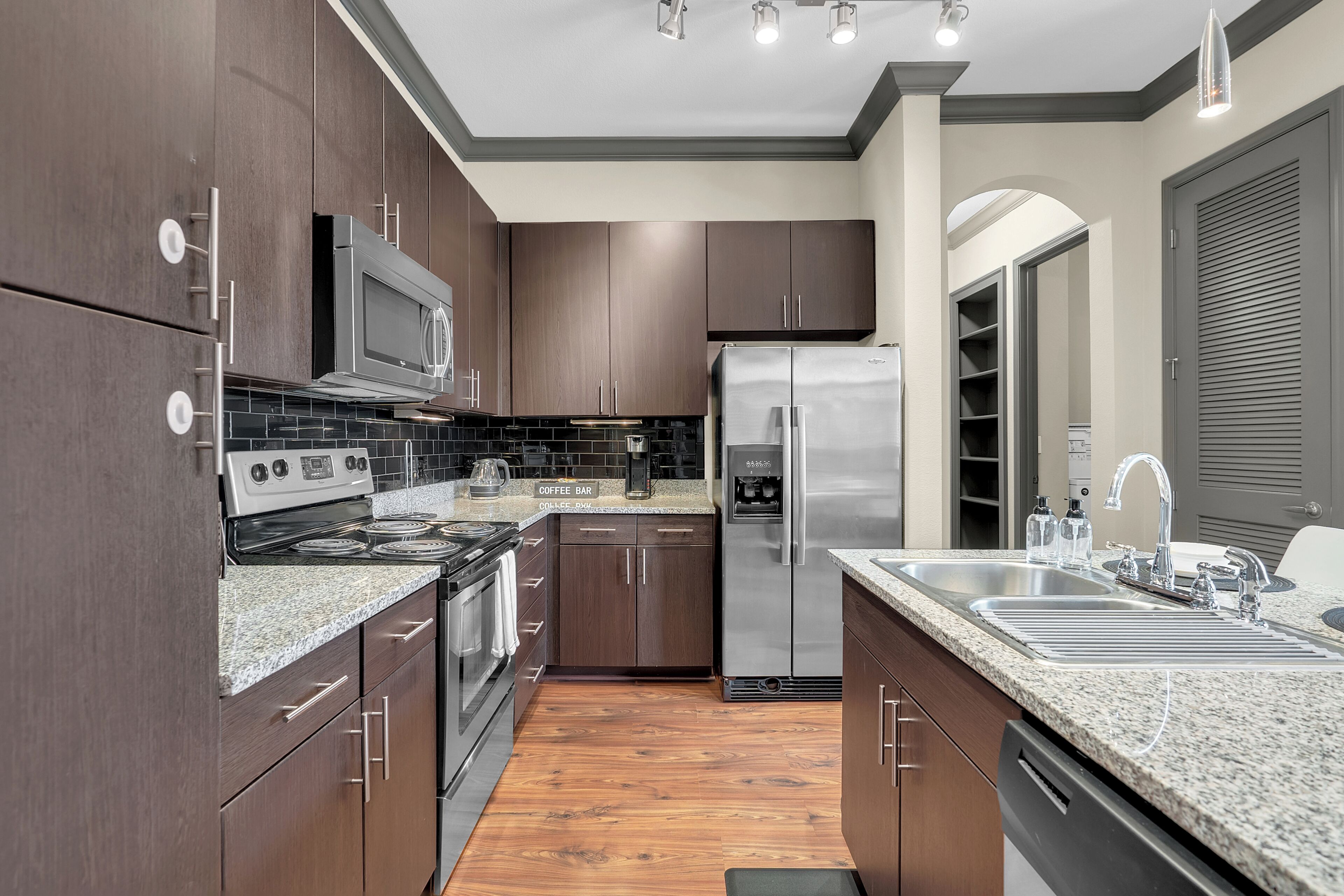 Apartment, Multiple Beds, Non Smoking, Pets Allowed | Private kitchen | Fridge, microwave, oven, stovetop