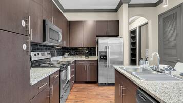 Apartment, Multiple Beds, Non Smoking, Pets Allowed | Private kitchen | Fridge, microwave, oven, stovetop
